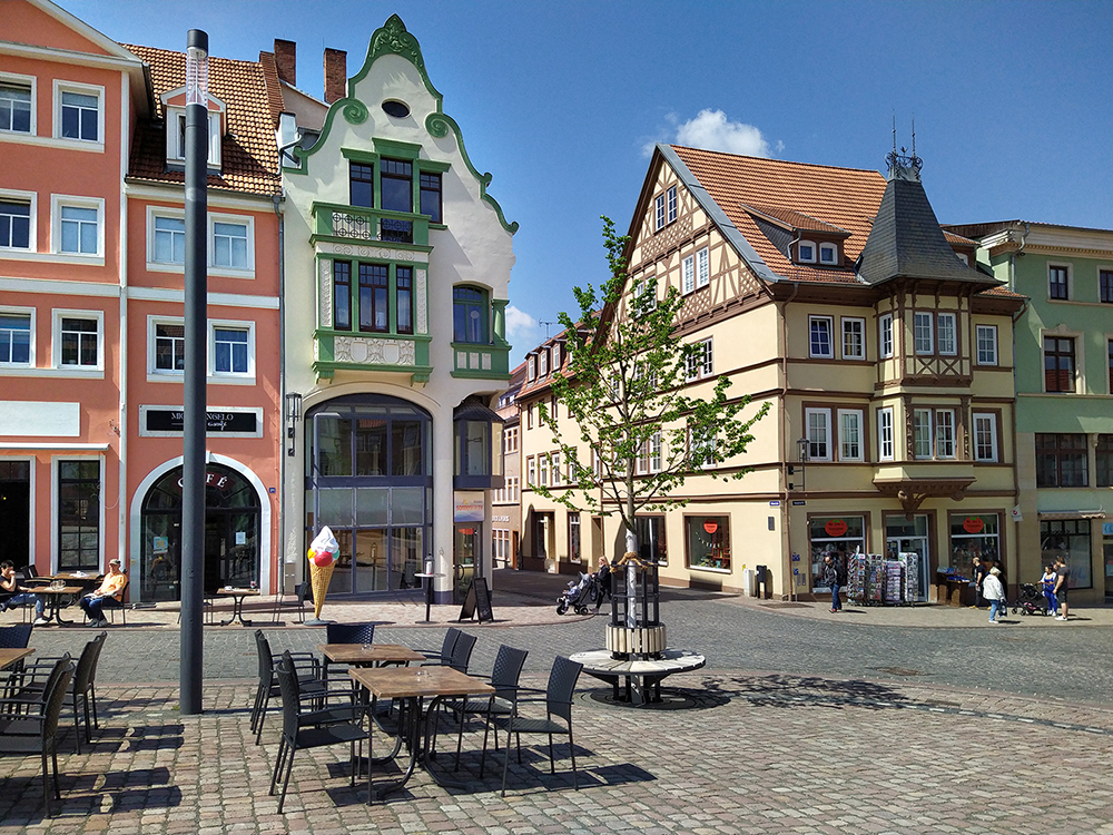 Gotha Altstadthäuser, gepflasterten Platz mit Tischen und Stühlen
