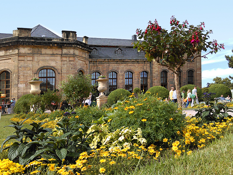 Gotha, Orangerie, Gebäude von Blumenbeeten umgeben